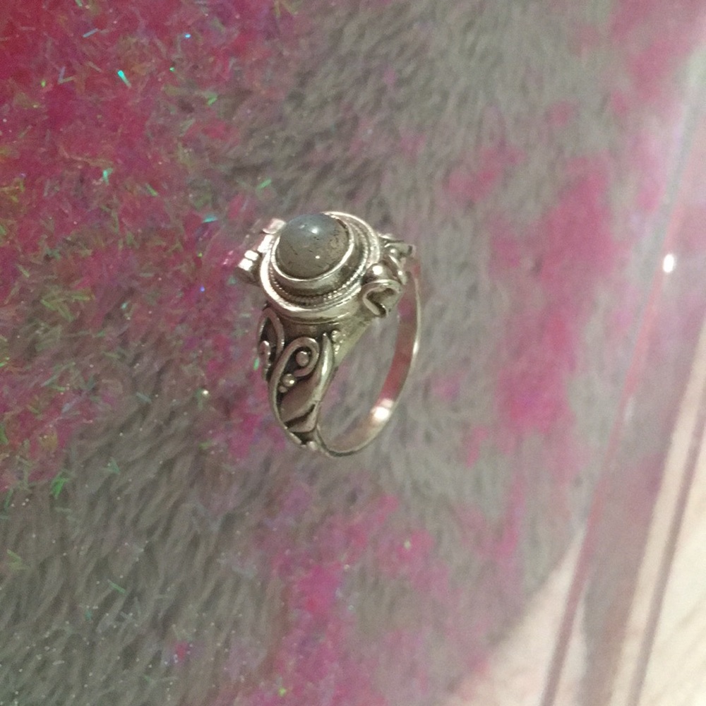 Ring - Picture 3 of 3